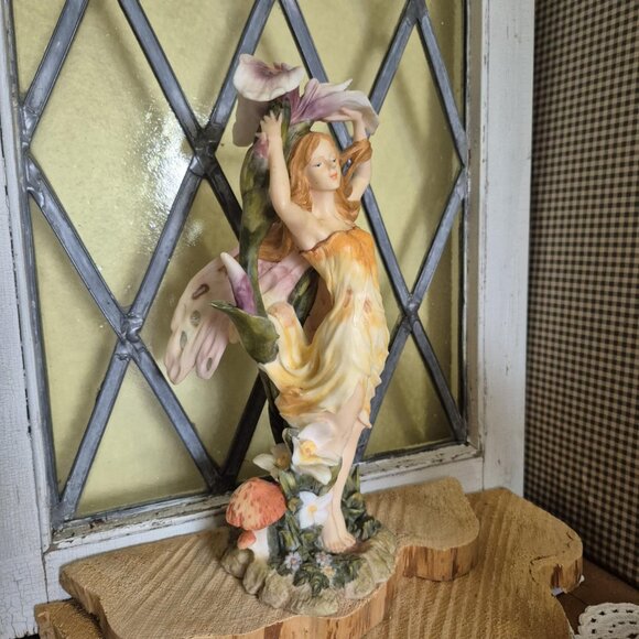 Romantic Fairies Figurine - Vintage 2001 - Fairy with Iris Flower Trinket - Picture 1 of 6